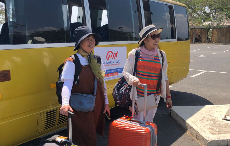 Handshake with travel partner